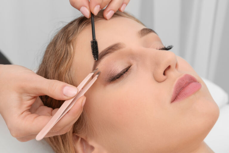 Epilation sourcils, souligne et éclaircie le regard